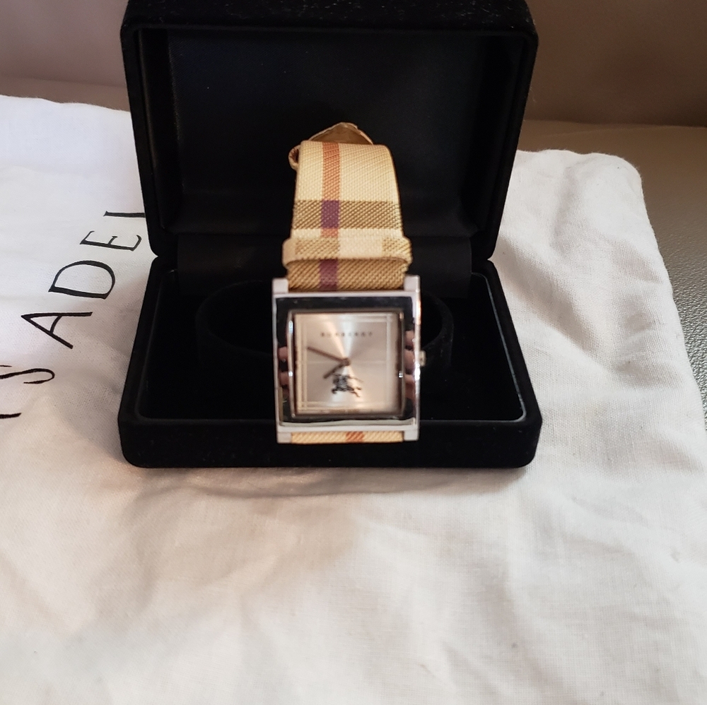 Burberry watch - Picture 3 of 5
